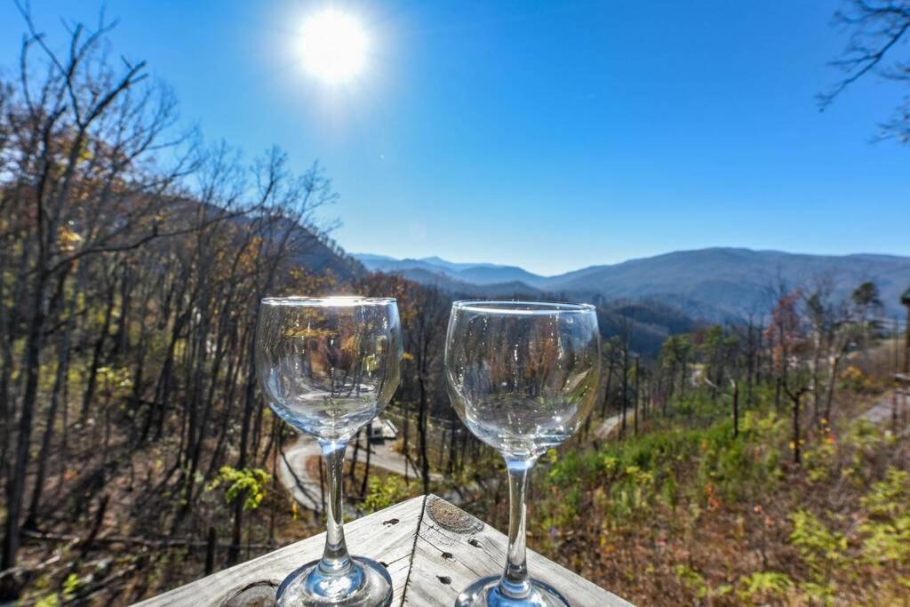 Walnut Ridge Cabin. Sleeps 7-11! Hot Tub, Pool Table, Minutes To Downtown Gatlinburg! Exterior foto